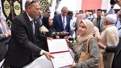 وزير العمل يُسلم عقود عمل لذوي همم وجوائز وشهادات لخريجي مراكز التدريب المهني