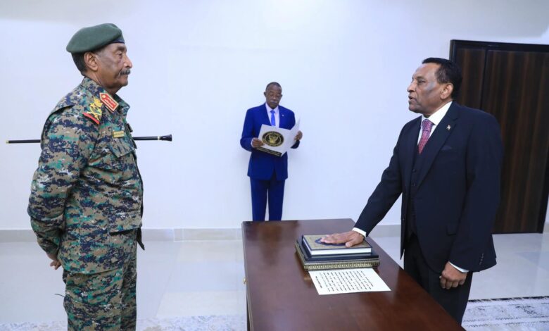 د.كامل إدريس يؤدي القسم أمام رئيس مجلس السيادة رئيساً لمجلس الوزراء بورتسودان د.كامل إدريس يؤدي القسم أمام رئيس مجلس السيادة رئيساً لمجلس الوزراء بورتسودان