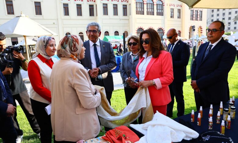 وزيرة التنمية المحلية وعميد كلية التعليم المستمر بالجامعة الأمريكية يتفقدان معرضي “أيادي مصر” ومعرص خريجات منحة AUC SHE Can بالجامعة الأمريكية بالتحرير وزيرة التنمية المحلية وعميد كلية التعليم المستمر بالجامعة الأمريكية يتفقدان معرضي “أيادي مصر” ومعرص خريجات منحة AUC SHE Can بالجامعة الأمريكية بالتحرير