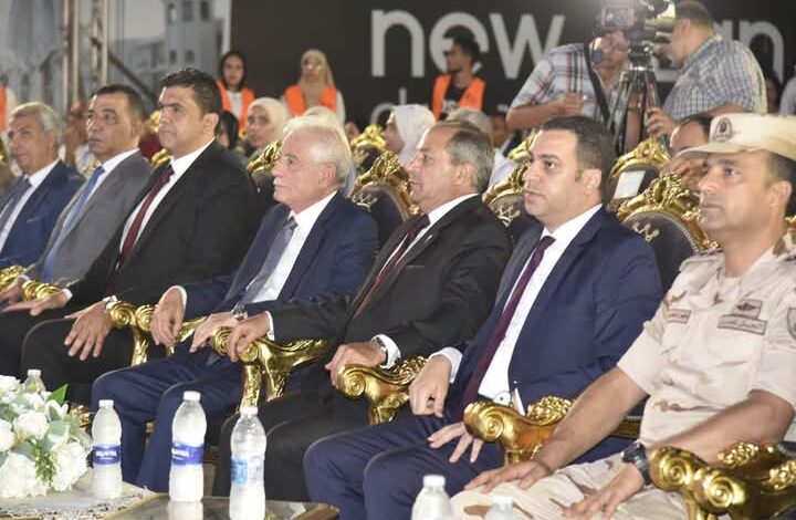 مستشار رئيس الجمهورية للتنمية المحلية ومحافظ بورسعيد يشاركان المواطنين إحياء ذكرى 30 يونيو بساحة مصر