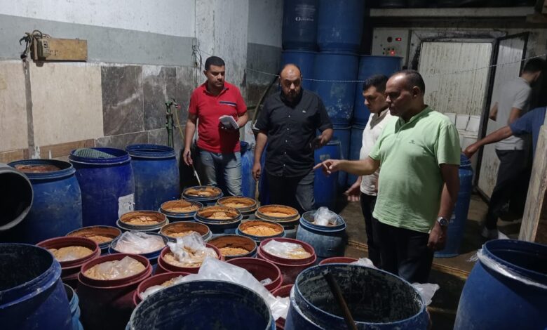 ضبط 8 طن من منتجات الألبان والطرشي الفاسدة داخل مخزن في دمياط ضبط 8 طن من منتجات الألبان والطرشي الفاسدة داخل مخزن في دمياط