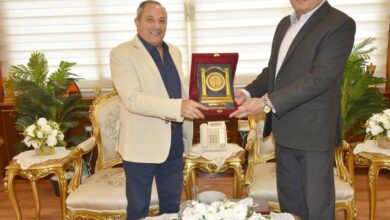 محافظ بورسعيد يكرم السكرتير العام المساعد السابق  ويهنئه بمنصبه الجديد