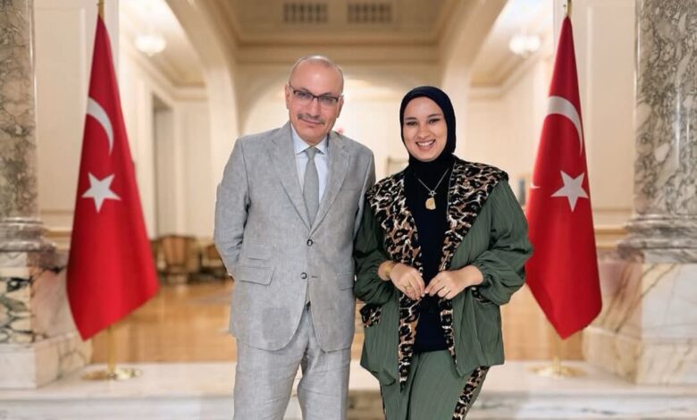 برنامج “بعد الغياب” يواصل تقديم حلقات مميزة.. ويارا أحمد تلتقي السفير التركي بالقاهرة وتتوج بتكريم داخل The Greek Campus
