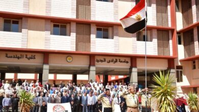 رئيس جامعة الوادي الجديد يشهد تحية العلم بكلية الهندسة في اول ايام الدراسة