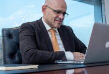 عضو مجلس الموسيقيين :فتاة تتعرض للسخرية بعد فيديو أنا بشحت بالجيتار وتتوقف عن دروس العزف عضو مجلس الموسيقيين :فتاة تتعرض للسخرية بعد فيديو أنا بشحت بالجيتار وتتوقف عن دروس العزف