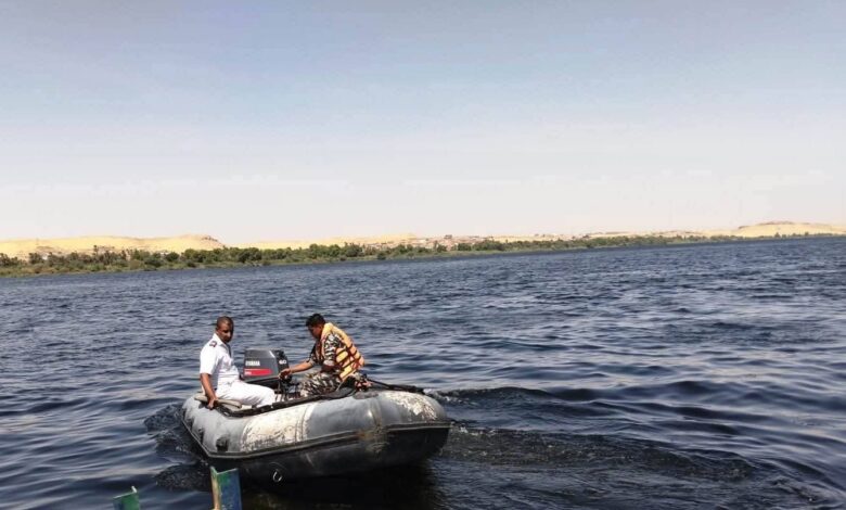 تفتيت بقعة سولار بمجرى نهر النيل بأسوان .. والبقعة تم الإنتهاء من تفتيتها على مساحة 2500 متر تفتيت بقعة سولار بمجرى نهر النيل بأسوان .. والبقعة تم الإنتهاء من تفتيتها على مساحة 2500 متر