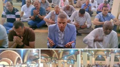 محافظ أسوان يؤدى صلاة الجمعة بمسجد عبد الرحمن بغرب سهيل وسط حضور كبير من الأهالى