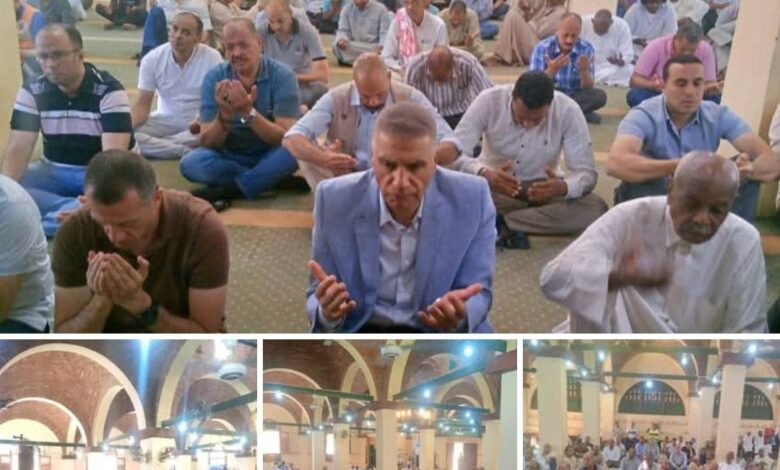 محافظ أسوان يؤدى صلاة الجمعة بمسجد عبد الرحمن بغرب سهيل وسط حضور كبير من الأهالى محافظ أسوان يؤدى صلاة الجمعة بمسجد عبد الرحمن بغرب سهيل وسط حضور كبير من الأهالى