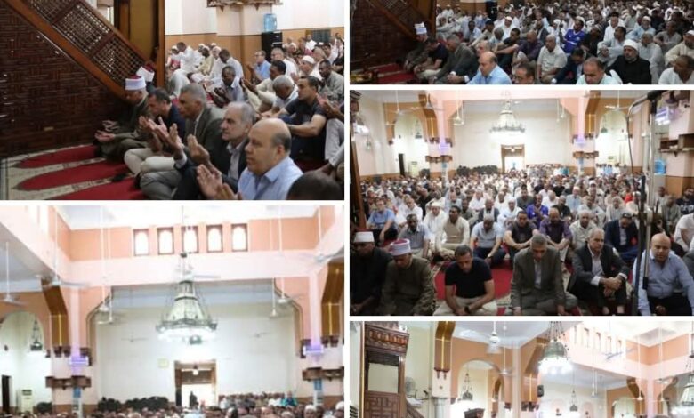 محافظ أسوان يؤدى صلاة الجمعة بمسجد كيما الكبير .. ويستمع لمطالب المواطنين محافظ أسوان يؤدى صلاة الجمعة بمسجد كيما الكبير .. ويستمع لمطالب المواطنين