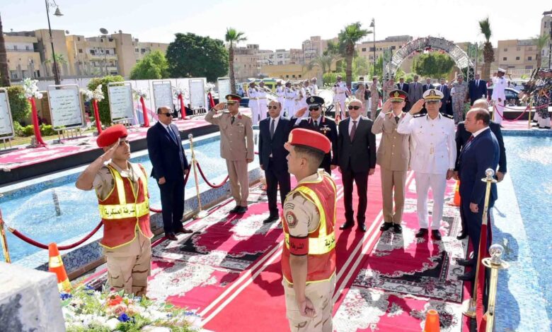 محافظ الأقصر يضع إكليل الزهور على قبر الجندي المجهول احتفالًا بالذكرى الـ52 لانتصارات أكتوبر المجيدة محافظ الأقصر يضع إكليل الزهور على قبر الجندي المجهول احتفالًا بالذكرى الـ52 لانتصارات أكتوبر المجيدة