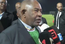 رئيس جزر القمر يؤازر منتخب بلاده قبل المباراة الافتتاحية