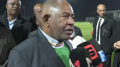 رئيس جزر القمر يؤازر منتخب بلاده قبل المباراة الافتتاحية