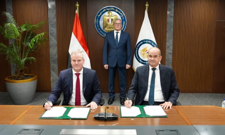  أول مشروع من نوعه في مصر .. وزير البترول والثروة المعدنية يشهد توقيع عقد رخصة إنتاج وقود الطائرات المستدام