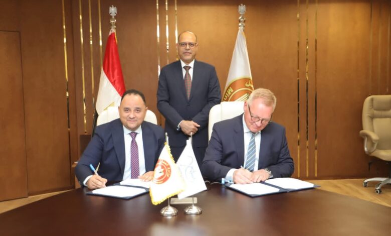 وزير العمل يشهد تجديد اتفاقية عمل جماعية تحفظ حقوق 2075 عاملاً بشركة قناة السويس للحاويات وزير العمل يشهد تجديد اتفاقية عمل جماعية تحفظ حقوق 2075 عاملاً بشركة قناة السويس للحاويات