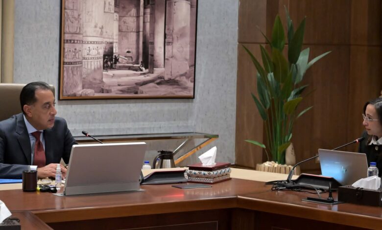 رئيس الوزراء يتابع مع محافظ البحيرة ملفات العمل والموقف التنفيذي لعدد من المشروعات التنموية والخدمية رئيس الوزراء يتابع مع محافظ البحيرة ملفات العمل والموقف التنفيذي لعدد من المشروعات التنموية والخدمية