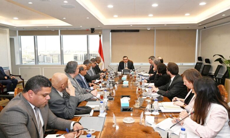 وزير الإسكان يستقبل وفد من بنك الاستثمار الأوروبي EIB لبحث تعزيز فرص التعاون المشترك وموقف المشروعات الجارية وزير الإسكان يستقبل وفد من بنك الاستثمار الأوروبي EIB لبحث تعزيز فرص التعاون المشترك وموقف المشروعات الجارية