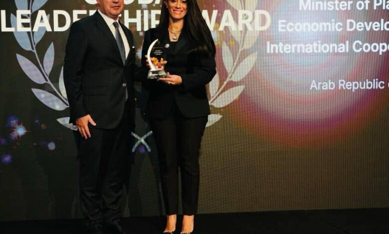 الدكتورة رانيا المشاط تتسلم جائزة «القيادة الدولية» من معهد «شوازيل» أحد أبرز مراكز الفكر والأبحاث عالميًا خلال فعاليات الحوار الأفريقي الخليجي الدكتورة رانيا المشاط تتسلم جائزة «القيادة الدولية» من معهد «شوازيل» أحد أبرز مراكز الفكر والأبحاث عالميًا خلال فعاليات الحوار الأفريقي الخليجي