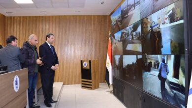 محافظ دمياط يتابع  من داخل مركز السيطرة الجهود المبذولة لرفع مياه الأمطار بالمراكز والمدن