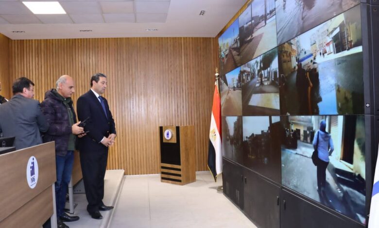 محافظ دمياط يتابع  من داخل مركز السيطرة الجهود المبذولة لرفع مياه الأمطار بالمراكز والمدن