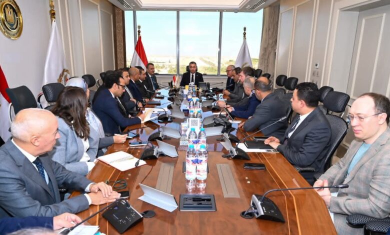 وزير التموين والتجارة الداخلية يترأس اجتماعًا لمتابعة منظومة تتبع السلع الأساسية وتعزيز التحول الرقمي في سلاسل الإمداد وزير التموين والتجارة الداخلية يترأس اجتماعًا لمتابعة منظومة تتبع السلع الأساسية وتعزيز التحول الرقمي في سلاسل الإمداد