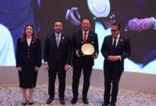 مجلس وزراء الصحة العرب يسلّم الدكتور أحمد طه – رئيس هيئة الاعتماد والرقابة الصحية- جائزة الطبيب العربي لعام