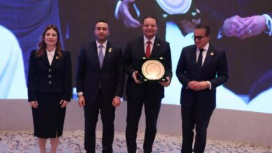 مجلس وزراء الصحة العرب يسلّم الدكتور أحمد طه – رئيس هيئة الاعتماد والرقابة الصحية- جائزة الطبيب العربي لعام