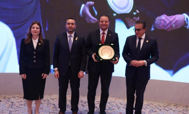 مجلس وزراء الصحة العرب يسلّم الدكتور أحمد طه – رئيس هيئة الاعتماد والرقابة الصحية- جائزة الطبيب العربي لعام