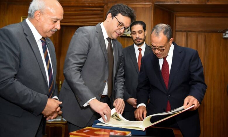 وزير الخارجية يتسلم وثائق ومستندات وخرائط تاريخية بعد ترميمها وزير الخارجية يتسلم وثائق ومستندات وخرائط تاريخية بعد ترميمها