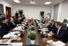 وزير الكهرباء والطاقة المتجددة يبحث مع مدير مجموعة شركات المؤسسة الوطنية الصينية للطاقة النووية التعاون والشراكة في مجالات الاستكشاف