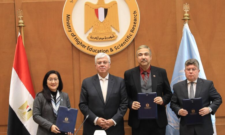 وزير التعليم العالي يشهد توقيع اتفاق ثلاثي بين وزارتي التعليم العالي والخارجية وبرنامج الأمم المتحدة الإنمائي لتحويل مصر إلى مجتمع معرفي مبتكر مستدام وزير التعليم العالي يشهد توقيع اتفاق ثلاثي بين وزارتي التعليم العالي والخارجية وبرنامج الأمم المتحدة الإنمائي لتحويل مصر إلى مجتمع معرفي مبتكر مستدام