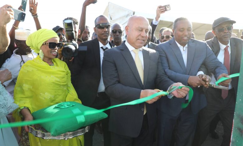 وزير الصناعة والنقل يفتتح محطة الطاقة الشمسية بقرية “عمر كجع” بمنطقة “عرتا” بجيبوتي