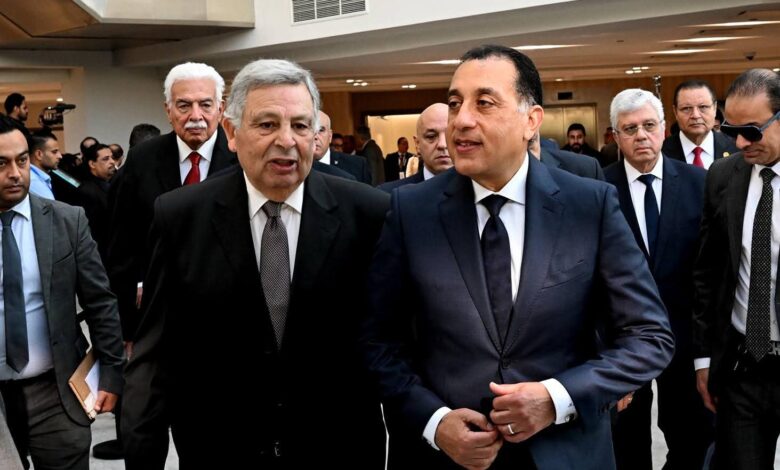 رئيس الوزراء يتفقد عددا من أقسام المستشفى الجامعي بجامعة الجيزة الجديدة