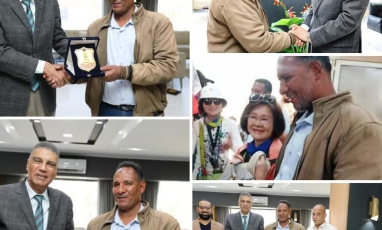 الصحف العالمية تنشر صور مراقب الأمن بمعبد إدفو بعد أن أعاد حقيبة بداخلها مبلغ مالى كبير إلى سائحة صينية الصحف العالمية تنشر صور مراقب الأمن بمعبد إدفو بعد أن أعاد حقيبة بداخلها مبلغ مالى كبير إلى سائحة صينية