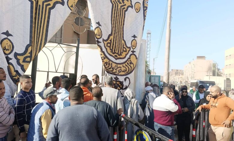 توافد المواطنين على اللجان الانتخابية بأسوان للإدلاء بأصواتهم توافد المواطنين على اللجان الانتخابية بأسوان للإدلاء بأصواتهم