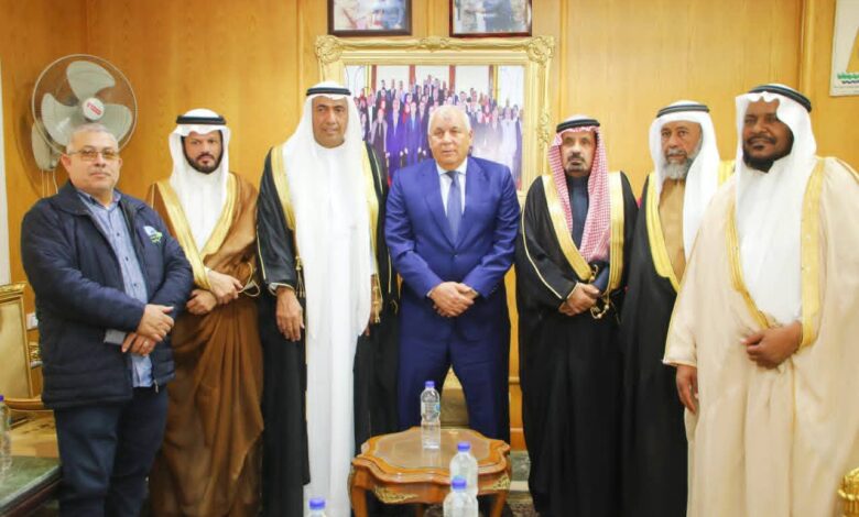محافظ الوادي الجديد يلتقي وفد سعودي من الخبراء الزراعيين محافظ الوادي الجديد يلتقي وفد سعودي من الخبراء الزراعيين