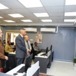 من داخل مركز سيطرة الشبكة الوطنية للطوارئ والسلامة العامة .. محافظ أسوان يتابع سير الأجواء الإنتخابية