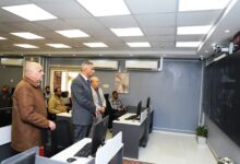 من داخل مركز سيطرة الشبكة الوطنية للطوارئ والسلامة العامة .. محافظ أسوان يتابع سير الأجواء الإنتخابية