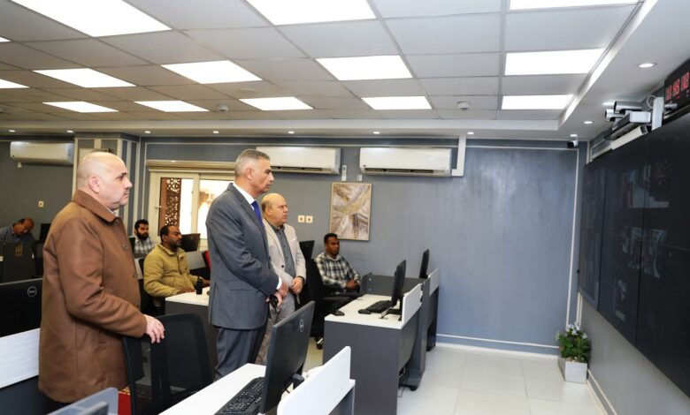 من داخل مركز سيطرة الشبكة الوطنية للطوارئ والسلامة العامة .. محافظ أسوان يتابع سير الأجواء الإنتخابية من داخل مركز سيطرة الشبكة الوطنية للطوارئ والسلامة العامة .. محافظ أسوان يتابع سير الأجواء الإنتخابية