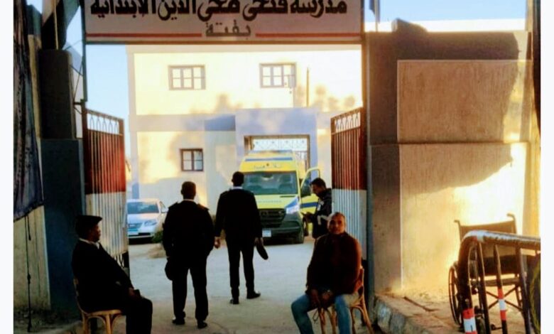 توقف لجنة مدرسة فتحي محي الدين بقرية قتة بنصر النوبة دقائق بعد تعرض رئيس اللجنة لوعكة صحية وعلاجه