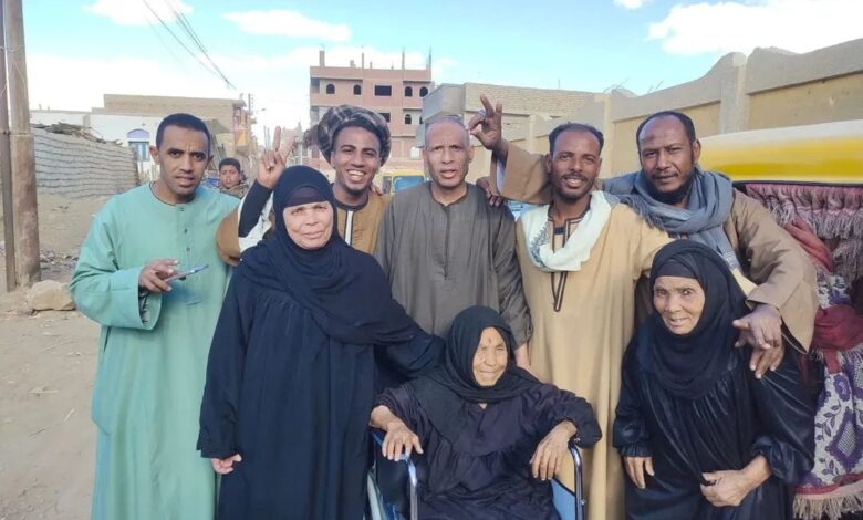 من مدينة البصيلية بإدفو عمرها 111 سنة.. الحاجة بدور من أسوان تصر على الإدلاء بصوتها بانتخابات النواب من مدينة البصيلية بإدفو عمرها 111 سنة.. الحاجة بدور من أسوان تصر على الإدلاء بصوتها بانتخابات النواب