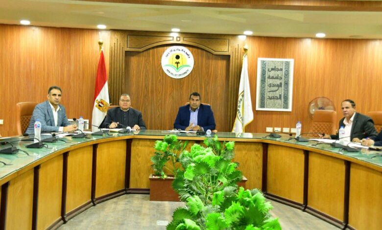 جامعة الوادي الجديد تعقد لجنة لفحص ملفات الكليات المتقدمة لمسابقة التميز البيئي