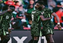 نيجيريا تُطيح بالجزائر وتضرب موعدًا ناريًا أمام المغرب في نصف نهائي أمم إفريقيا