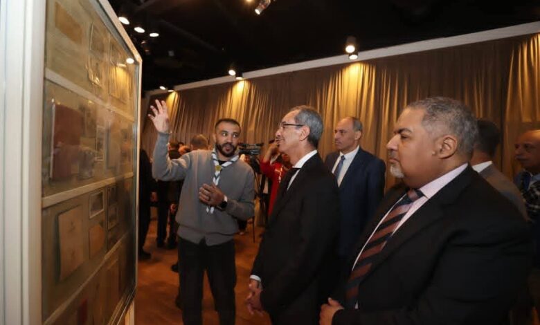 وزير الاتصالات وتكنولوجيا المعلومات يتفقد أجنحة معرض الرواد السنوي لهواة جمع الطوابع 2026