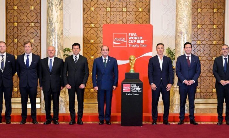 الرئيس السيسي يستقبل وفد الفيفا بالنسخة الاصليه لكأس العالم