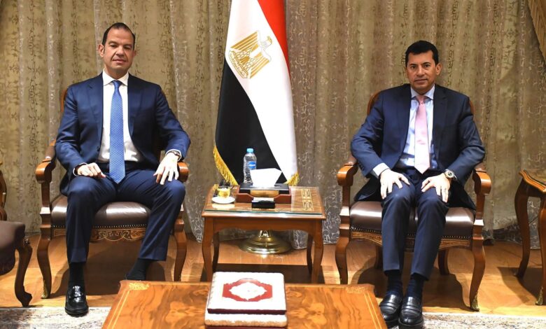 وزير الشباب والرياضة يبحث مع رئيس شركة استادات ونائب رئيس الشركة المتحدة للرياضة دعم الاتحادات والتعاون المشترك