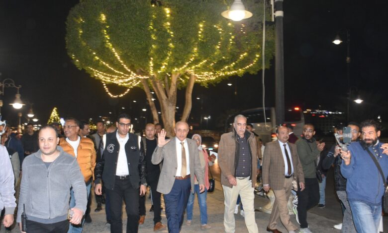 محافظ الأقصر يشارك المواطنين استقبال العام الميلادي الجديد