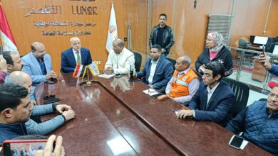 محافظ الأقصر يتفقد غرفة العمليات لمتابعة انتظام العملية الانتخابية