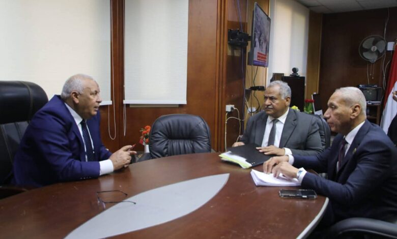 محافظ الوادي الجديد يلتقي أعضاء مجلس الشيوخ بالمحافظة