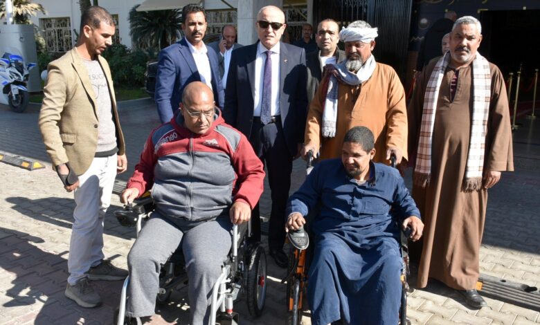 محافظ الأقصر يسلم كرسيين كهربائيين لشخصين من ذوي الهمم
