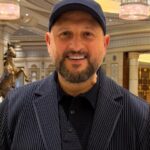 الفنان عماد زيادة يصل إلى الرياض لحضور Joy Awards ويصفه بالأقوى في الوطن العربي